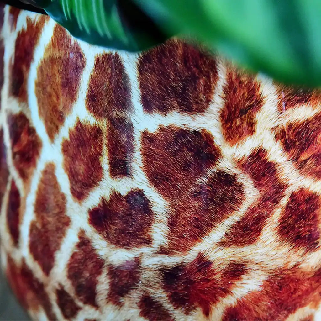 Fell Struktur des modernen Keramik Übertopfes mit Giraffen Print 