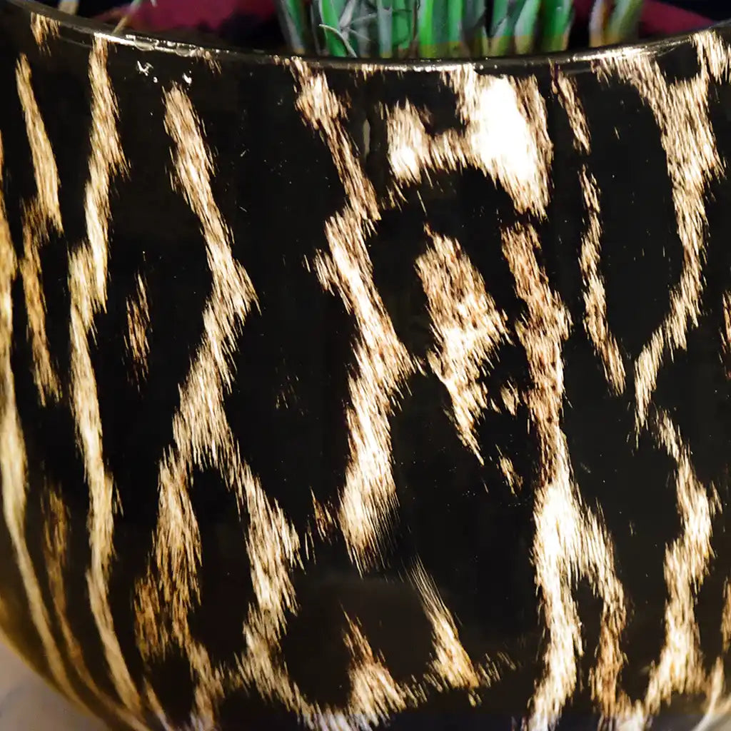 Fell Struktur des modernen Keramik Übertopfes mit Panther Print 