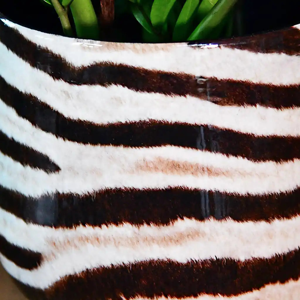 Fell Struktur des modernen Keramik Übertopfes mit Zebra Print 