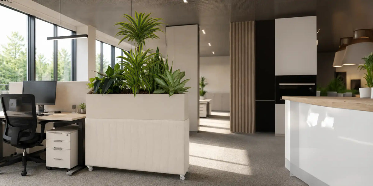 Modernes Büro mit Akustikschluckendest Gefäß MITTZON von Ikea fertig bepflanzt mit luftreinigenden Pflanzen